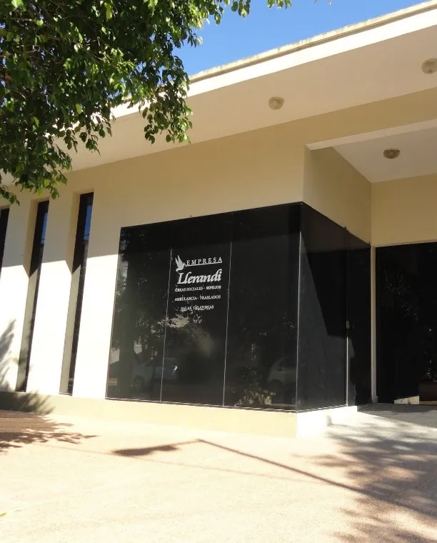 Frente de Empresa Llerandi en Clorinda, con el logo en la vidriera